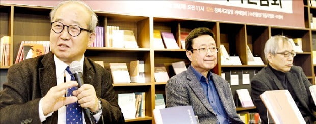 강형철 신동엽기념사업회 이사장(맨 왼쪽)이 신동엽 시인 50주기 추모행사에 대해 설명하고 있다.  