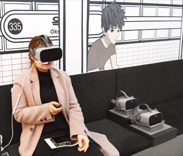 < 유명 웹툰 ‘가상체험’ > LG유플러스가 서울 강남역 인근에 5세대(5G) 이동통신 서비스 팝업스토어 ‘일상로5G길’을 열었다. 한 소비자가 유명 웹툰을 VR 콘텐츠로 만든 ‘가상현실(VR) 옥수역 귀신’을 체험하고 있다.  /김범준 기자 bjk07@hankyung.com 