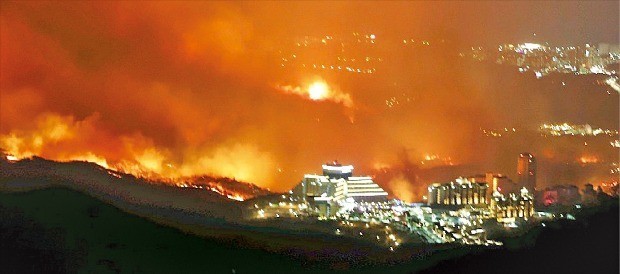 < 고성 콘도·속초 시내 뒷산까지 불길 > 4일 오후 강원 인제·고성·속초 등지에서 연이어 산불이 발생해 인근 주민에게 긴급 대피령이 내려졌다. 이날 오후 7시17분께 고성군 토성면 한 콘도 주변에서 발생한 불은 강한 바람을 타고 속초 시내로 확산됐다. /강릉산림항공관리소 제공 