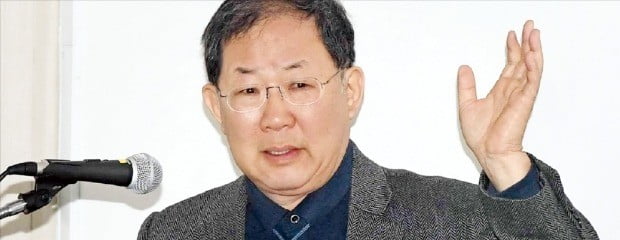 박병원 한국경영자총협회 명예회장이 5일 서울 충무로 라이온스빌딩에서 열린 안민정책포럼 세미나에서 ‘고용 우선의 경제 운용’을 주제로 발표하고 있다.  /신경훈 기자 kshin@hankyung.com 