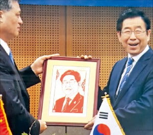 중국측 '서프라이즈' 라더니…박원순에 '이재명 초상화' 선물