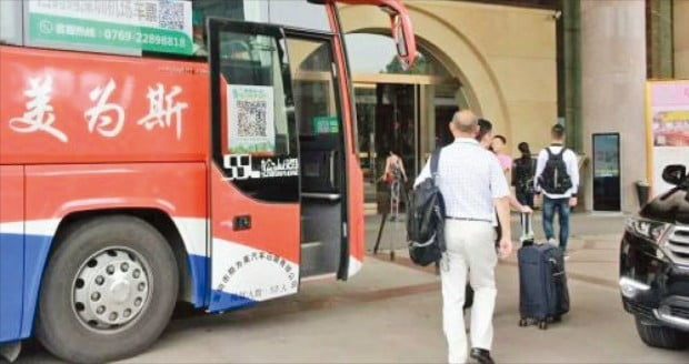 버스 공유서비스 ‘다두이버스’를 이용한 승객들이 버스에서 내리고 있다. 