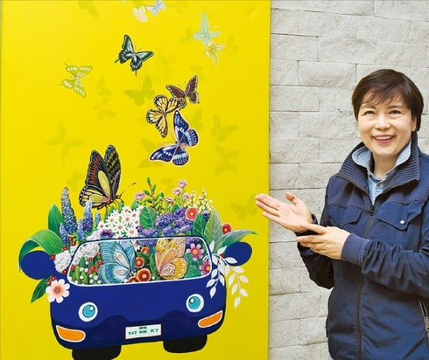 서양화가 곽연주 씨가 한경갤러리에 전시된 자신의 작품 ‘행복 여행’을 설명하고 있다. /허문찬 기자 sweat@hankyung.com 
