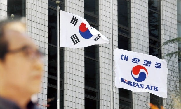 조양호 한진그룹 회장이 타계한 8일 서울 서소문동 대한항공 사옥에 조기(弔旗·오른쪽)가 걸려 있다. 임직원들은 이날 숙연한 분위기 속에서 차분하게 업무를 수행했다. /강은구 기자 egkang@hankyung.com