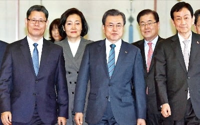 5인의 신임 장관…문 대통령, 김연철·박영선 임명 강행