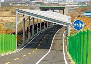 충남 아산시 옛 선장간이역 철도 부지에 조성된 태양광 시설과 자전거·보행자 도로.  /강태우 기자 