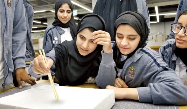 UAE 앰배서더 프로그램에 참가한 학생들이 자석을 공중에 띄우는 초전도체 실험을 하고 있다.  /한양대학교 제공
 