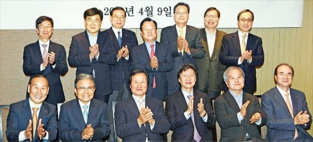 다산경영상 수상자들이 지난 9일 서울 소공동 롯데호텔에서 열린 신춘 인사회에서 한자리에 모였다. 앞줄 왼쪽부터 최병오 패션그룹형지 회장, 강병중 넥센타이어 회장, 윤증현 전 기획재정부 장관(다산경영상 심사위원장), 김기웅 한국경제신문 사장, 신상민 에프앤자산평가 회장(전 한국경제신문 사장), 윤석금 웅진그룹 회장. 뒷줄 왼쪽부터 박성욱 SK하이닉스 부회장, 권오갑 현대중공업지주 부회장, 정규수 다산P&G 회장, 김중겸 전 한국전력 사장, 배영호 전 코오롱인더스트리 사장, 박진수 LG화학 이사회 의장, 김신배 포스코 이사회 의장(전 SK그룹 부회장).  /신경훈 기자 khshin@hankyung.com 