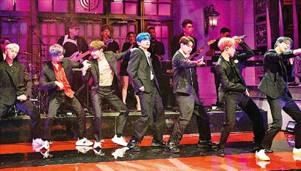 그룹 방탄소년단이 13일(현지시간) 미국 NBC의 코미디쇼 ‘SNL’에 출연해 새 앨범 타이틀곡  ‘작은 것들을 위한 시(Boy With Luv)’ 무대를 선보였다.  /미국 NBC 제공 