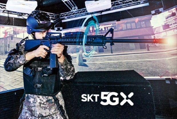 육사생도가 15일 SK텔레콤 5G(5세대) 기술을 적용한 ‘스마트 육군사관학교’의 가상현실(VR) 사격훈련을 시연하고 있다.   /SK텔레콤  제공
