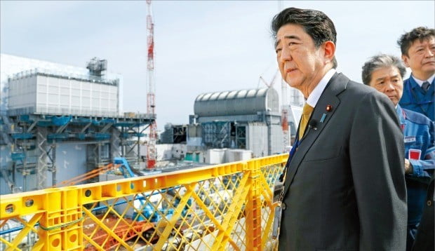 아베, 5년 반 만에 후쿠시마 원전 방문