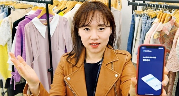 동대문 의류 도매시장을 온라인으로 옮겨온 기업으로 유명한 링크샵스의 서경미 대표가 소매상인들이 즐겨 활용하는 링크샵스 앱에 대해 설명하고 있다.   /강은구  기자  egkang@hankyung.com 