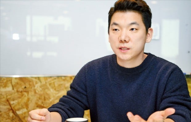 장영준 뤼이드 창업자 겸 최고경영자(CEO)는 지난 15일 한국경제신문과의 인터뷰에서 “인공지능(AI)이 ‘시험을 위한 공부’를 보조하는 역할을 맡아주면 교사들은 ‘멘토’로서 학생들을 이끌어 줄 수 있을 것”이라고 강조했다. /강은구 기자 egkang@hankyung.com 