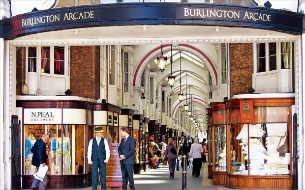 영국의 벌링턴 아케이드는 세계 처음 지붕을 올린 스트리트 아케이드 쇼핑몰이다. 한동안 고전하다가 최근 쇼핑 명소로 급성장하고 있다.
 