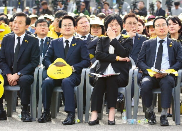 16일 경기 안산시 화랑유원지에서 열린 ‘세월호 참사 5주기 기억식’에서 손학규 바른미래당 대표(왼쪽부터), 정동영 민주평화당 대표, 이정미 정의당 대표, 홍영표 더불어민주당 원내대표가 생존 학생인 장애진 씨의 편지 낭송을 듣고 있다.  /연합뉴스 