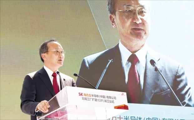 이석희 SK하이닉스 사장이 18일 중국 장쑤성 우시에서 열린 SK하이닉스 중국 우시 확장 팹(C2F) 준공식에서 인사말을 하고 있다.  /SK하이닉스  제공
 