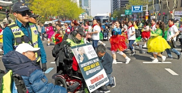 “장애등급제 폐지하라” 차도 점거한 장애인들