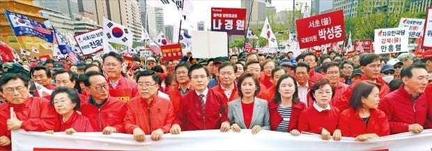 황교안 자유한국당 대표(앞줄 왼쪽 다섯 번째)와 나경원 원내대표(여섯 번째)가 지난 20일 서울 세종문화회관 앞에서 열린 ‘문재인 STOP(멈춤), 국민이 심판합니다’ 집회에 참석해 같은 당 의원 및 지지자들과 함께 청와대 방향으로 거리행진을 하고 있다.  /연합뉴스 