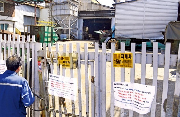 인천 경서동 경인주물공단의 한 폐업 공장. 자물쇠가 채워진 공장 문에 무단 출입을 금지한다는 경고장이 붙어 있다.  /강은구 기자 egkang@hankyung.com