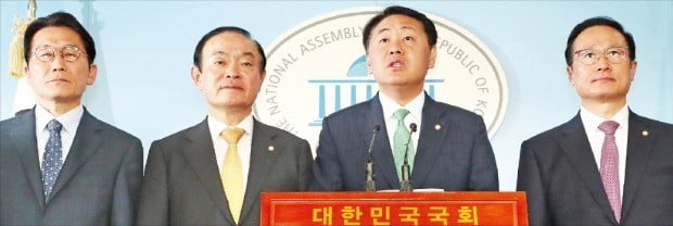 윤소하 정의당(왼쪽부터)·장병완 민주평화당·김관영 바른미래당·홍영표 더불어민주당 원내대표 등 자유한국당을 제외한 여야 4당 원내대표들이 22일 국회 정론관에서 선거제도 개편안 등의 패스트트랙(신속 처리 대상 안건) 처리 합의 내용에 대해 설명하고 있다.  /연합뉴스 