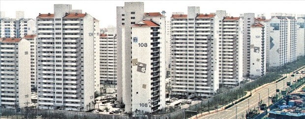 수도권 집값 약세에도 경기 구리시는 서울을 대체할 주거지로 부상하며 집값이 꾸준히 오르고 있다. 신고가를 경신하는 단지가 잇달아 나오고 있는 구리 인창지구. /연합뉴스