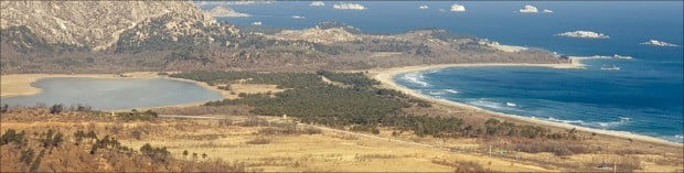 DMZ 평화의 길 고성 구간 금강산전망대에서 바라본 북녘땅. 문화체육관광부 제공 