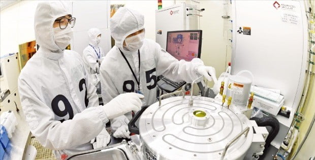 서울대 반도체공동연구소 실험실에서 25일 연구원들이 금속을 가공하고 있다.  /신경훈 기자 khshin@hankyung.com 