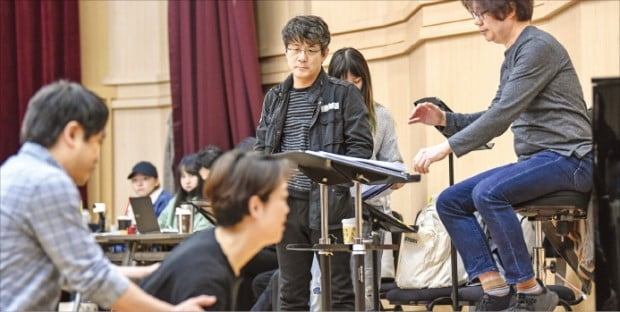 김광보 서울시극단 예술감독(가운데)이 세종문화회관 연습실에서 배우들의 연기를 지켜보고 있다. 