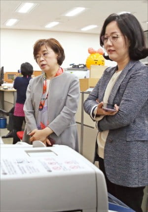 < 팩스 접수 > 김현아 의원(오른쪽) 등 자유한국당 의원들이 국회 의안과에서 공수처 법안이 팩스로 접수되는 것을 막기 위해 대기하고 있다.  /연합뉴스 