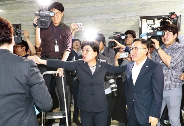 < 한국당, 법안 접수 저지 > 자유한국당 의원들이 국회 의안과 앞에서 고위공직자비리수사처 법안 접수를 저지하고 있다. 이들은 사개특위가 열릴 것으로 예상되는 국회 회의장 세 곳을 점거하며 총력 저지에 나섰다.  /연합뉴스