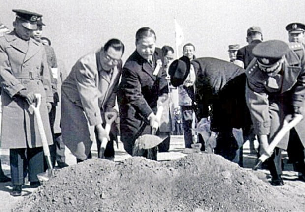울산공업지구 설정 기공식(1962년 2월 3일). 맨 왼쪽이 박정희 국가재건최고회의 의장. 이 초라한 삽질로 울산공업단지의 역사가 시작됐다.  