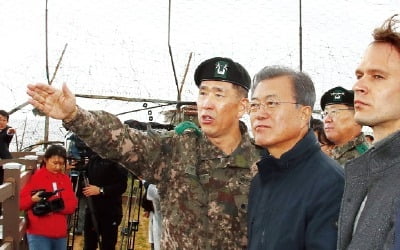 DMZ 평화의 길 찾은 문 대통령 "금강산관광 조속 재개 노력"