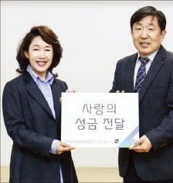 이어룡 대신금융그룹 회장(왼쪽)이 나주 지역의 다문화가족지원센터를 방문해 하양진 센터장에게 사랑의 성금을 전달하고 있다.  대신금융그룹 제공 