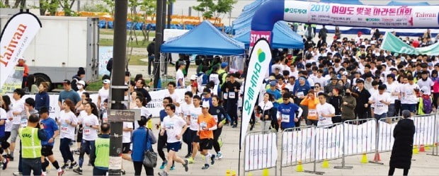 '여의도벚꽃마라톤대회' 직장인 마라톤 열기 후끈