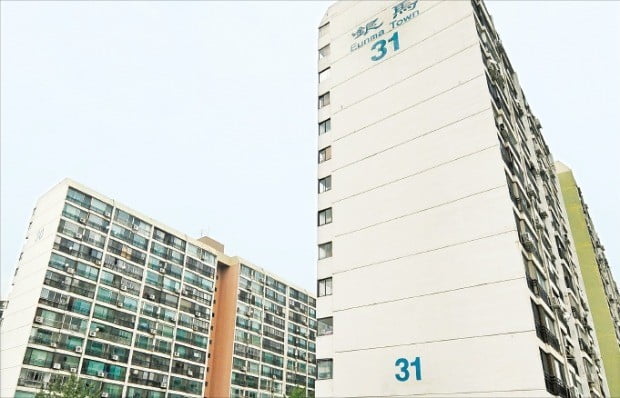 서울 강남권 아파트 매수 문의가 활발해지고 있다. 대치동 은마아파트는 지난달에만 10건이 거래되며 매매가격이 1억원 이상 올랐다.  /한경DB 