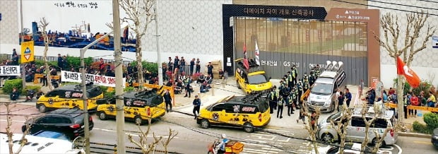 지난 23일 서울 강남구 개포주공8단지 디에이치자이개포 공사현장에서 민주노총과 한국노총 산하 건설노조원들이 조합원 채용을 요구하며 공사장 입구를 점거한 채 농성을 벌이고 있다. /이주현 기자 