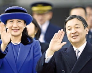 '戰後세대' 나루히토 새 日王 즉위…일본이 들썩인다