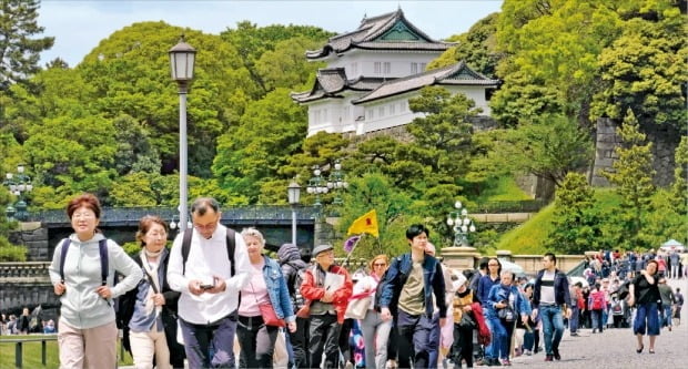 '戰後세대' 나루히토 새 日王 즉위…일본이 들썩인다