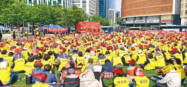 서울 은마아파트 주민들이 30일 서울광장에서 재건축 정비계획안 심의를 요구하는 시위를 벌이고 있다.  /민경진  기자 