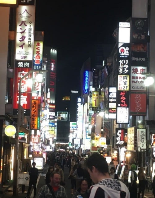 방문객으로 북적이는 일본 도쿄 신주쿠 거리