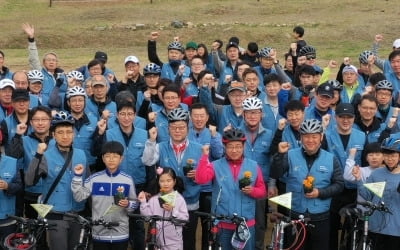 포스코건설, 자전거 타고 꽃도 심고…'송도 가꾸기' 캠페인