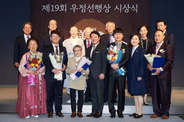 이웅열 오운문화재단 이사장(앞줄 왼쪽 네번째)과 우정선행상 대상 수상자인 지장우(다섯번째)씨 등 수상자들이 23일 기념촬영을 하고 있다. 뒷줄 왼쪽부터 목영준 김앤장 사회공헌위원장,  김학준 단국대 석좌교수, 정목 정각사 주지스님, 손봉호 고신대 석좌교수, 장려상 수상자  키니스 장난감병원 김종일 이사장, 손숙 예술의전당 이사장, 안병덕 코오롱 부회장. 아랫줄 완쪽부터 장려상수상자 윤홍자씨, 본상 수상자 장성호씨, 본상 수상자 김용춘씨, 이 이사장, 지 씨, 꽃과어린왕자재단 서창희 이사장, 특별상 수상자 한종병씨.  /코오롱 제공
 