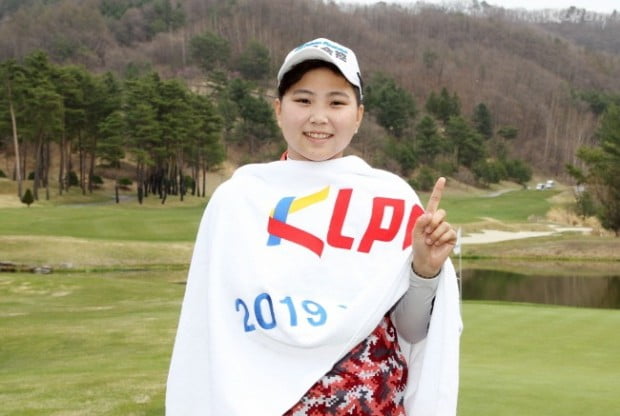 우승 확정하며 기뻐하는 첸유주 / KLPGA 제공