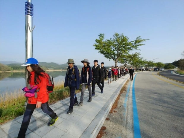 '통일' 외치며 500km 걷는 대안학교 학생들