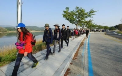 '통일' 외치며 500km 걷는 대안학교 학생들