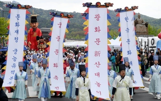 광화문 신산대 놀이 행렬이 28일 오후 세종대로를 지나고 있다 .궁중문화 축전의 일환으로 열린 이행사는 조선시대 외국사신을 영접하는 모습을 현대적으로 재해석 했다. 허문찬기자sweat@hankyung.com
