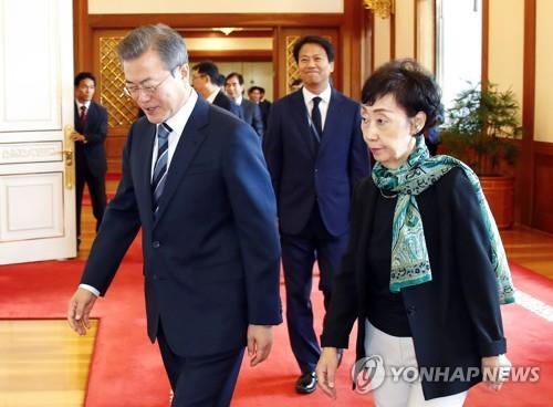 文대통령 "체육계 폭력·성폭력 문제 국민에게 계속 알려야"