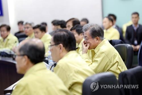 문대통령, 위기관리센터서 한밤 긴급회의 주재…"총력대응"