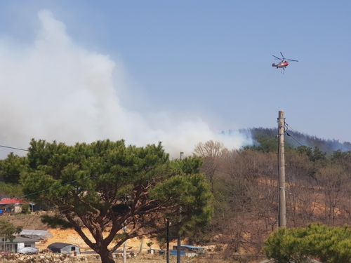 진주 수곡면 야산서 불…헬기 7대 투입해 진화 중