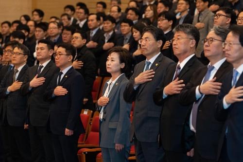 조직 다잡는 김현미 국토장관 "국토부 시즌2 시작"